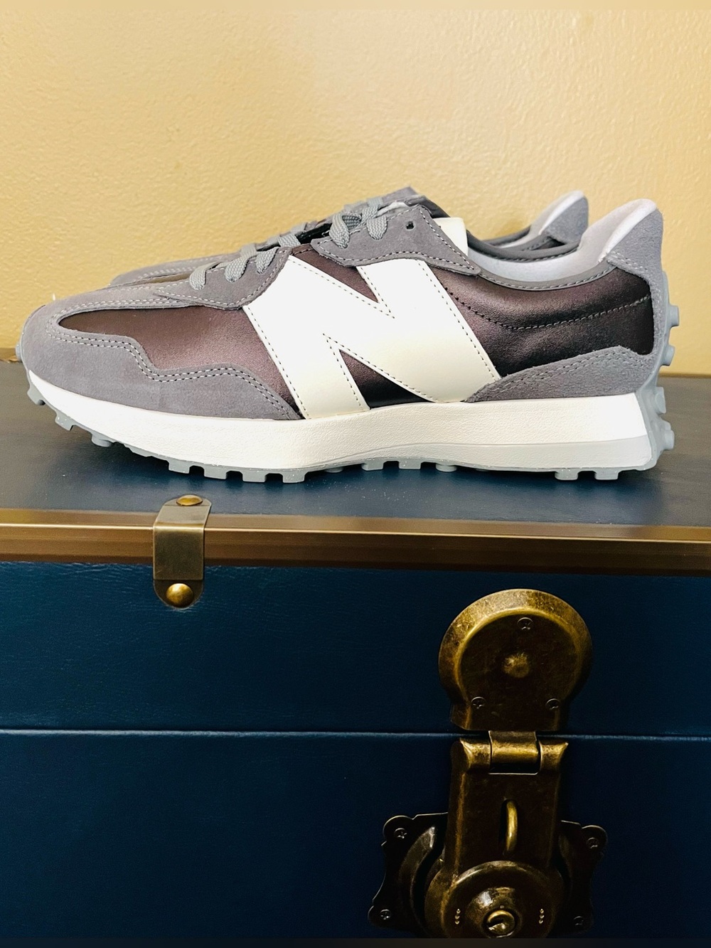 New Balance 327 Women's Sneakers Shoes METALLIC Expresso Leather White size 12